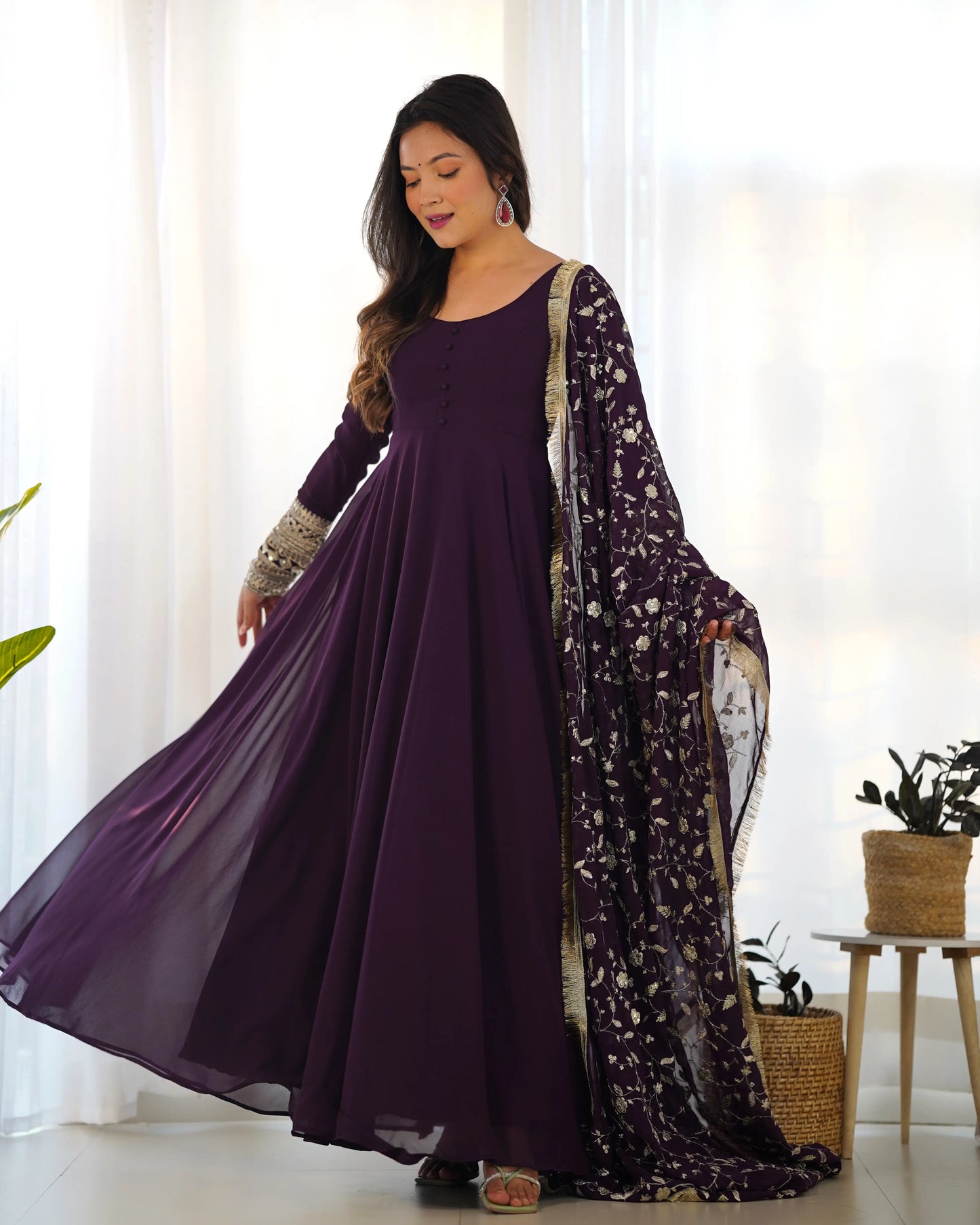 Robe Longue Designer Georgette Violet Raisin Foncé avec Broderie Lourde et Dupatta - Élégance et Raffinement