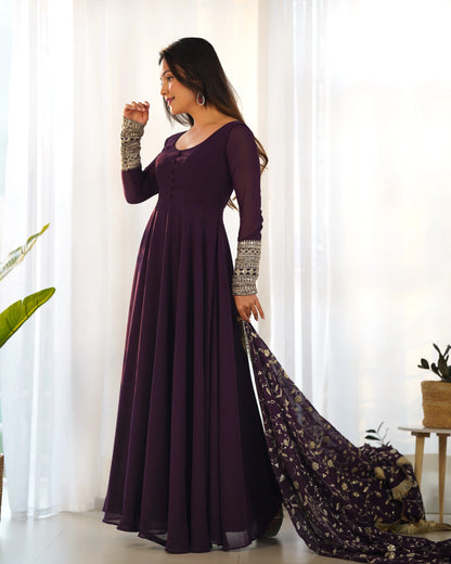 Robe Longue Designer Georgette Violet Raisin Foncé avec Broderie Lourde et Dupatta - Élégance et Raffinement