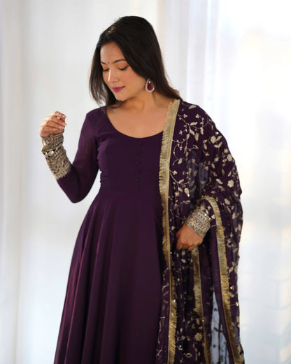 Robe Longue Designer Georgette Violet Raisin Foncé avec Broderie Lourde et Dupatta - Élégance et Raffinement
