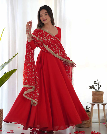 Robe Longue Designer Georgette Rouge Cornell avec Broderie Lourde et Dupatta – Élégance Intemporelle