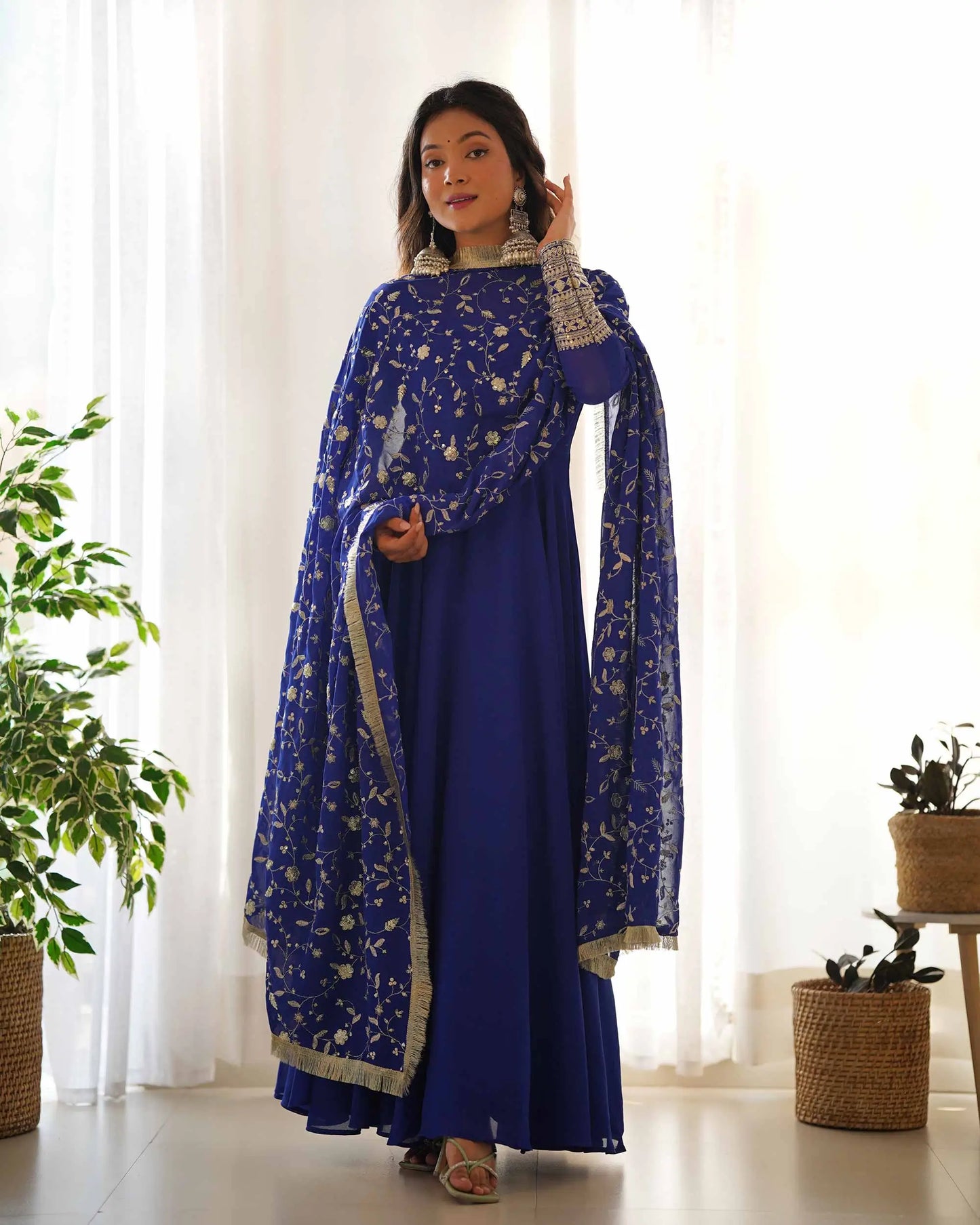 Robe Designer Georgette Bleue Royale avec Broderie Lourde et Dupatta