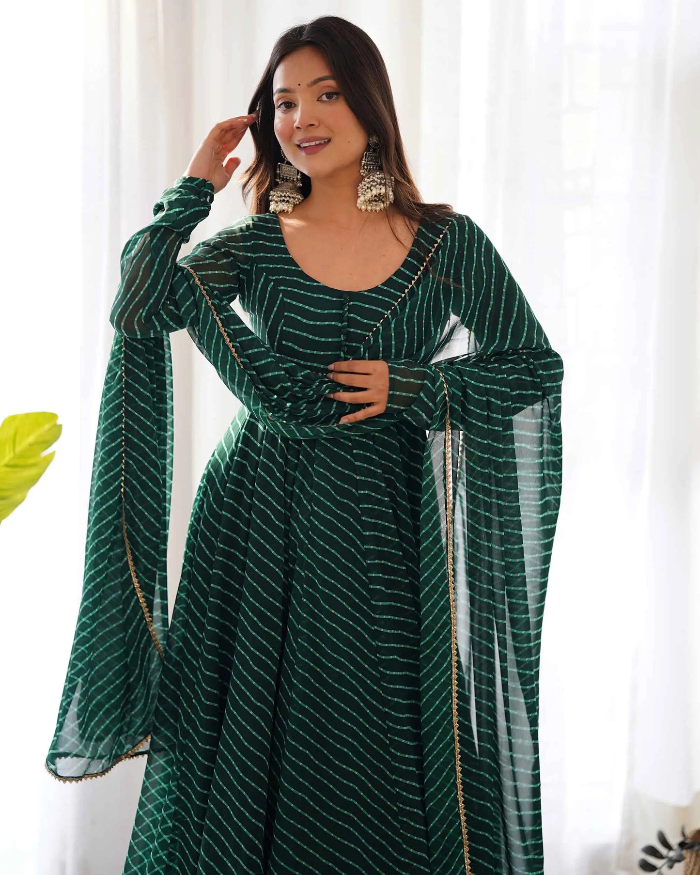Robe Anarkali en georgette vert foncé à motif Laheriya avec dupatta assortie – Tenue indienne élégante pour femme