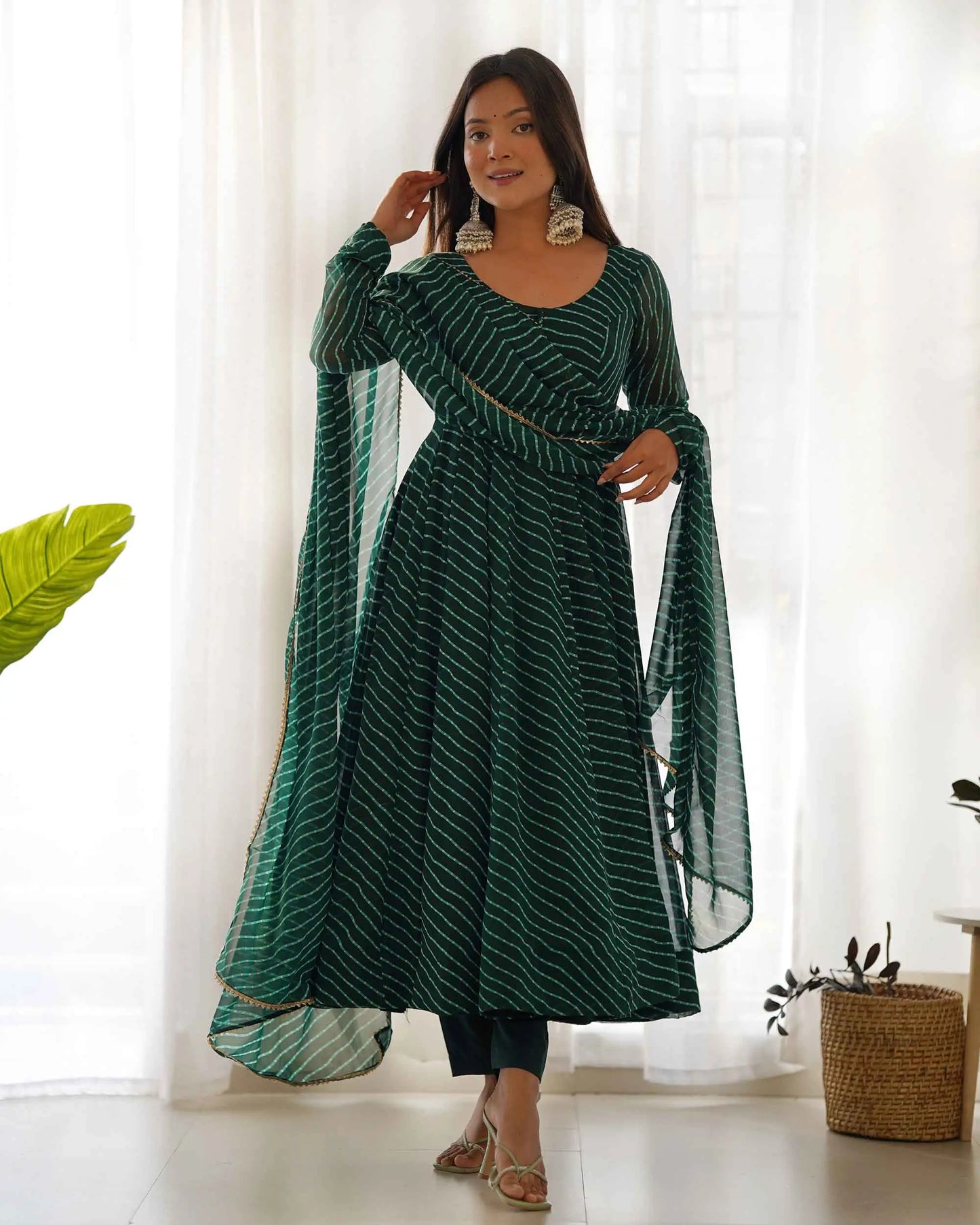 Robe Anarkali en georgette vert foncé à motif Laheriya avec dupatta assortie – Tenue indienne élégante pour femme