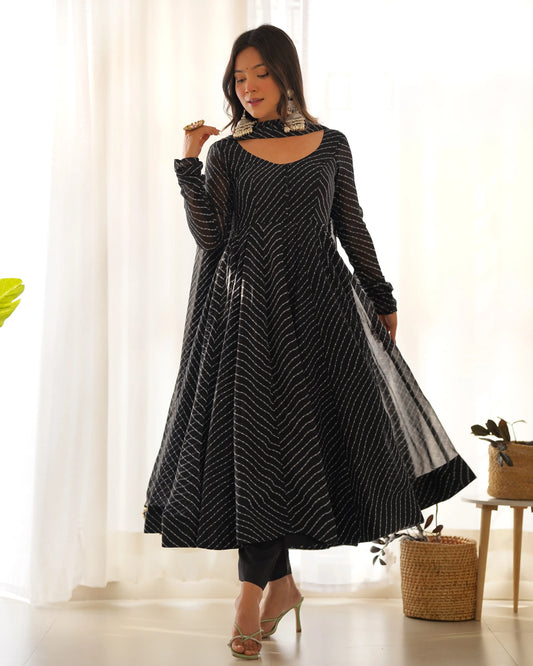 Robe Anarkali en georgette noir métallisé à imprimé Laheriya avec dupatta assortie – Tenue indienne chic et festive pour femme
