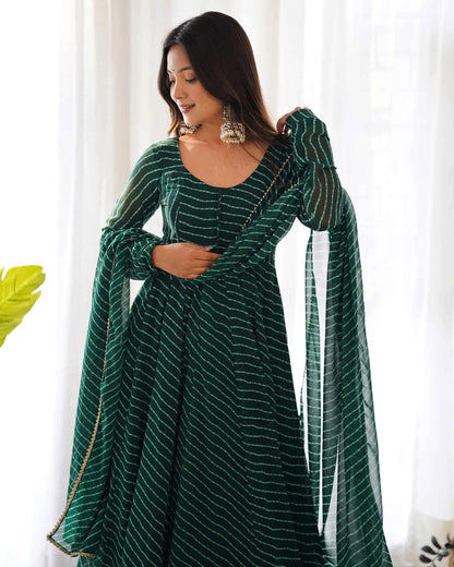 Robe Anarkali en georgette vert foncé à motif Laheriya avec dupatta assortie – Tenue indienne élégante pour femme