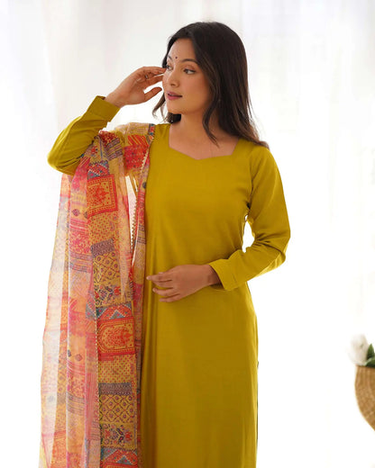 Salwar suit droit en viscose jaune foncé avec dupatta imprimé floral multicolore