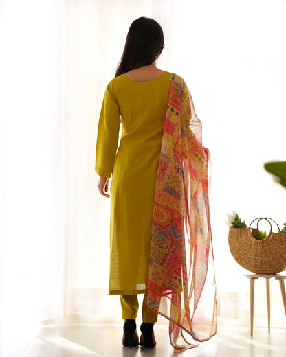 Salwar suit droit en viscose jaune foncé avec dupatta imprimé floral multicolore