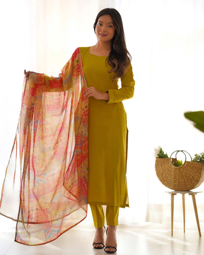 Salwar suit droit en viscose jaune foncé avec dupatta imprimé floral multicolore