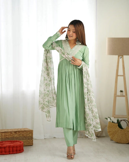Ensemble Salwar Nyra coupe en soie vert pistache avec broderie de fils, dori et sequins