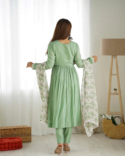 Ensemble Salwar Nyra coupe en soie vert pistache avec broderie de fils, dori et sequins