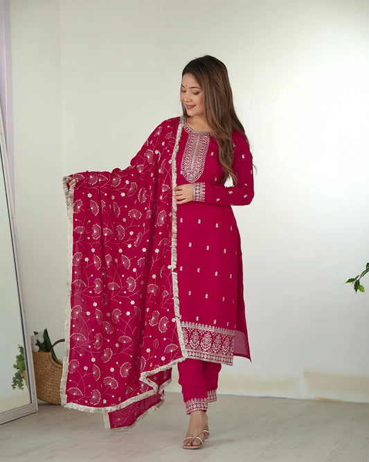 Rosa Rangoli-Salwar-Set aus Seide mit Pailletten- und Zari-Stickerei, begleitet von einem schweren Dupatta