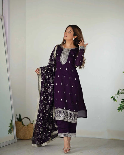 Salwar suit en soie Rangoli bordeaux avec broderie en sequins et dupatta chargé