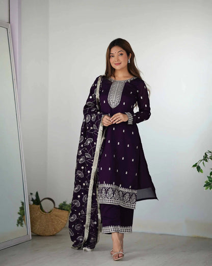 Salwar suit en soie Rangoli bordeaux avec broderie en sequins et dupatta chargé