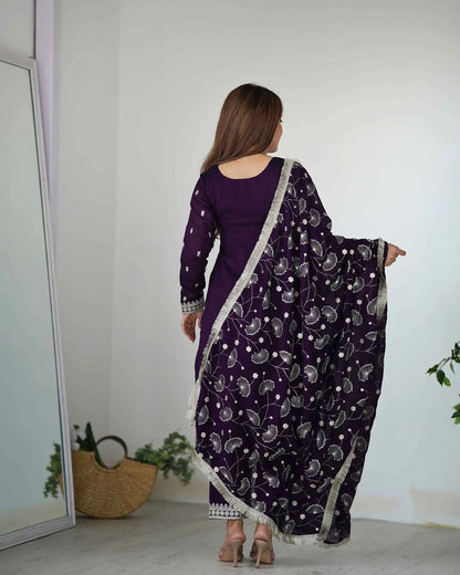 Salwar suit en soie Rangoli bordeaux avec broderie en sequins et dupatta chargé