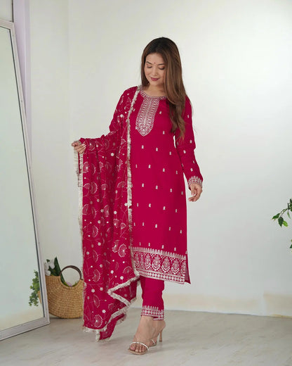 Rosa Rangoli-Salwar-Set aus Seide mit Pailletten- und Zari-Stickerei, begleitet von einem schweren Dupatta