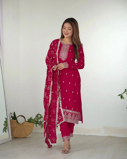 Rosa Rangoli-Salwar-Set aus Seide mit Pailletten- und Zari-Stickerei, begleitet von einem schweren Dupatta