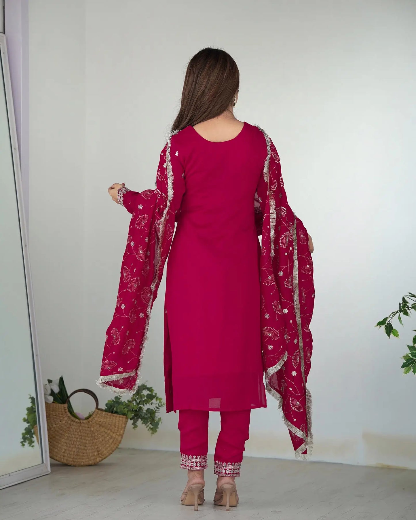 Rosa Rangoli-Salwar-Set aus Seide mit Pailletten- und Zari-Stickerei, begleitet von einem schweren Dupatta