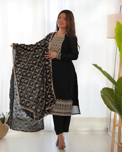 Salwar kameez noir en soie avec broderie dori et sequins, accompagné d’un dupatta chargé