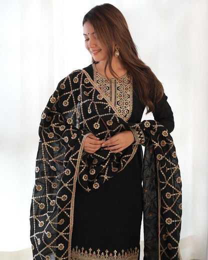 Salwar kameez noir en soie avec broderie dori et sequins, accompagné d’un dupatta chargé
