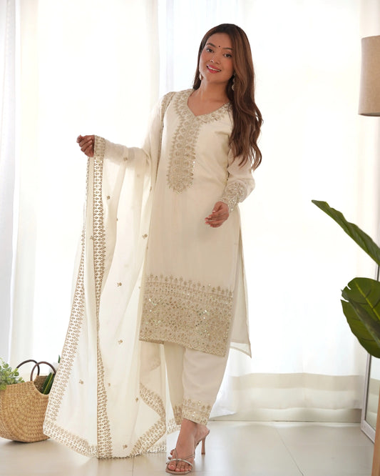 Gerades Salwar-Set aus ecru-weißer Chinon-Seide mit Paillettenstickerei