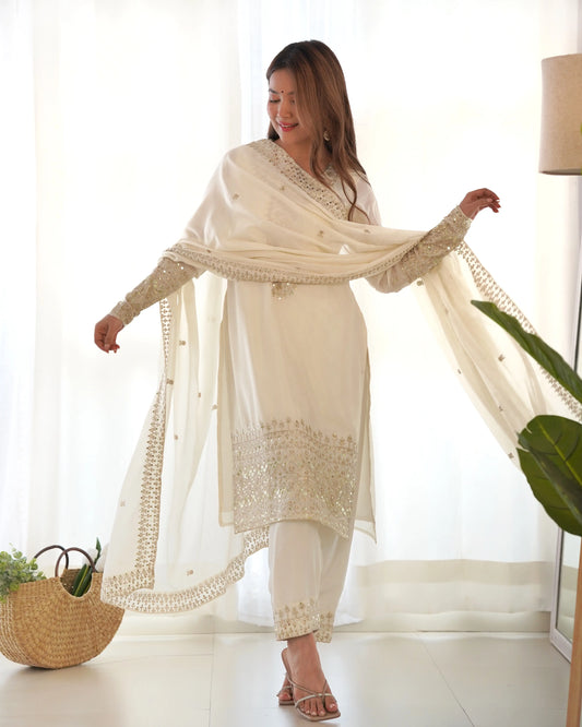 Gerades Salwar-Set aus ecru-weißer Chinon-Seide mit Paillettenstickerei