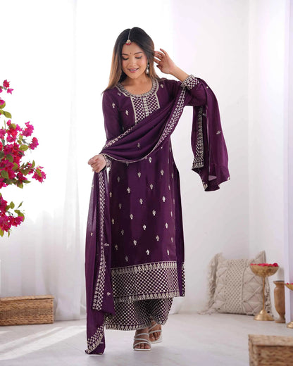 Salwar suit en soie chinon couleur violet raisin avec broderie en sequins et zari, accompagné d’un dupatta lourd