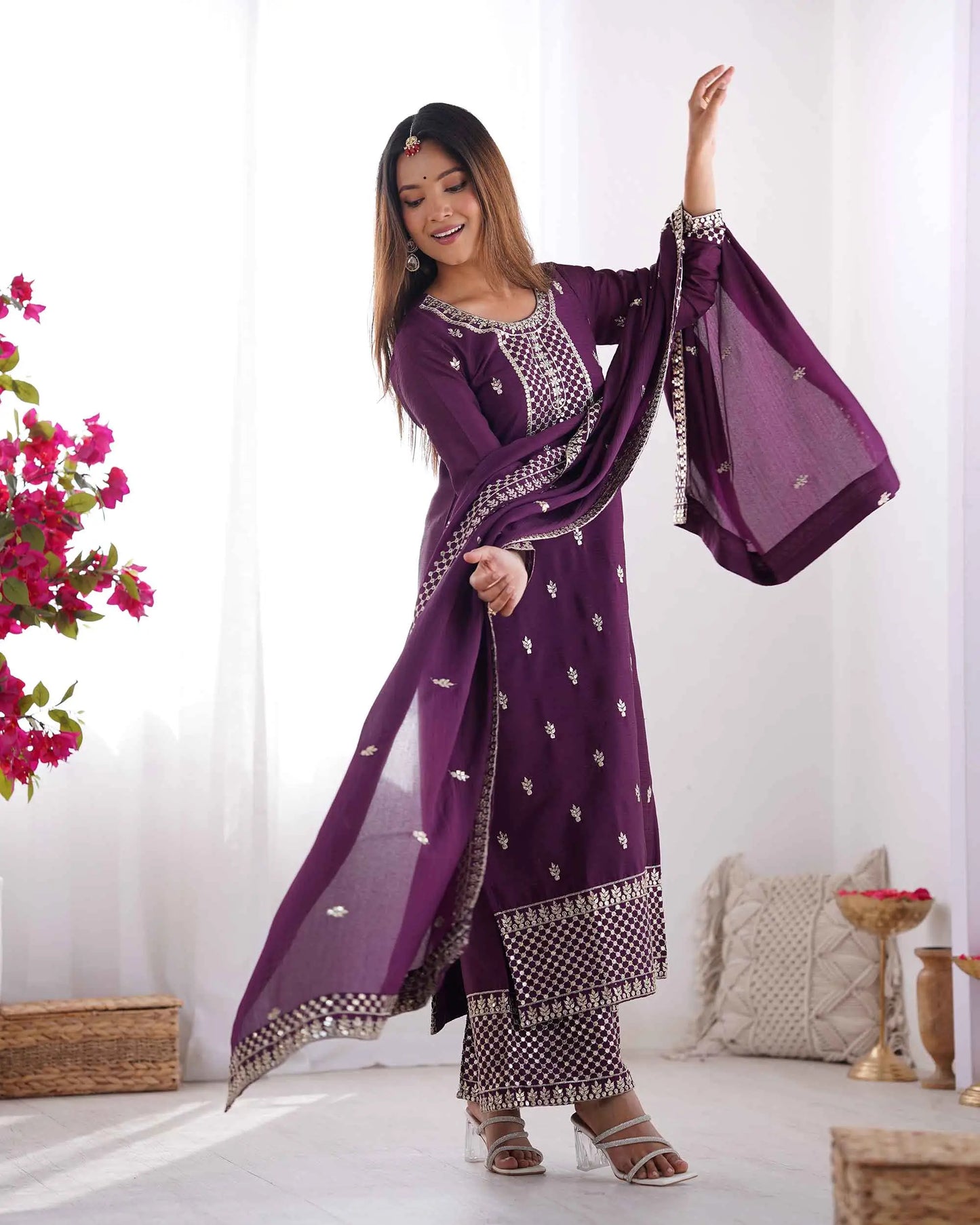Salwar suit en soie chinon couleur violet raisin avec broderie en sequins et zari, accompagné d’un dupatta lourd