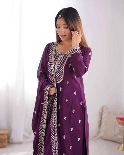 Salwar suit en soie chinon couleur violet raisin avec broderie en sequins et zari, accompagné d’un dupatta lourd