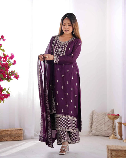 Salwar suit en soie chinon couleur violet raisin avec broderie en sequins et zari, accompagné d’un dupatta lourd