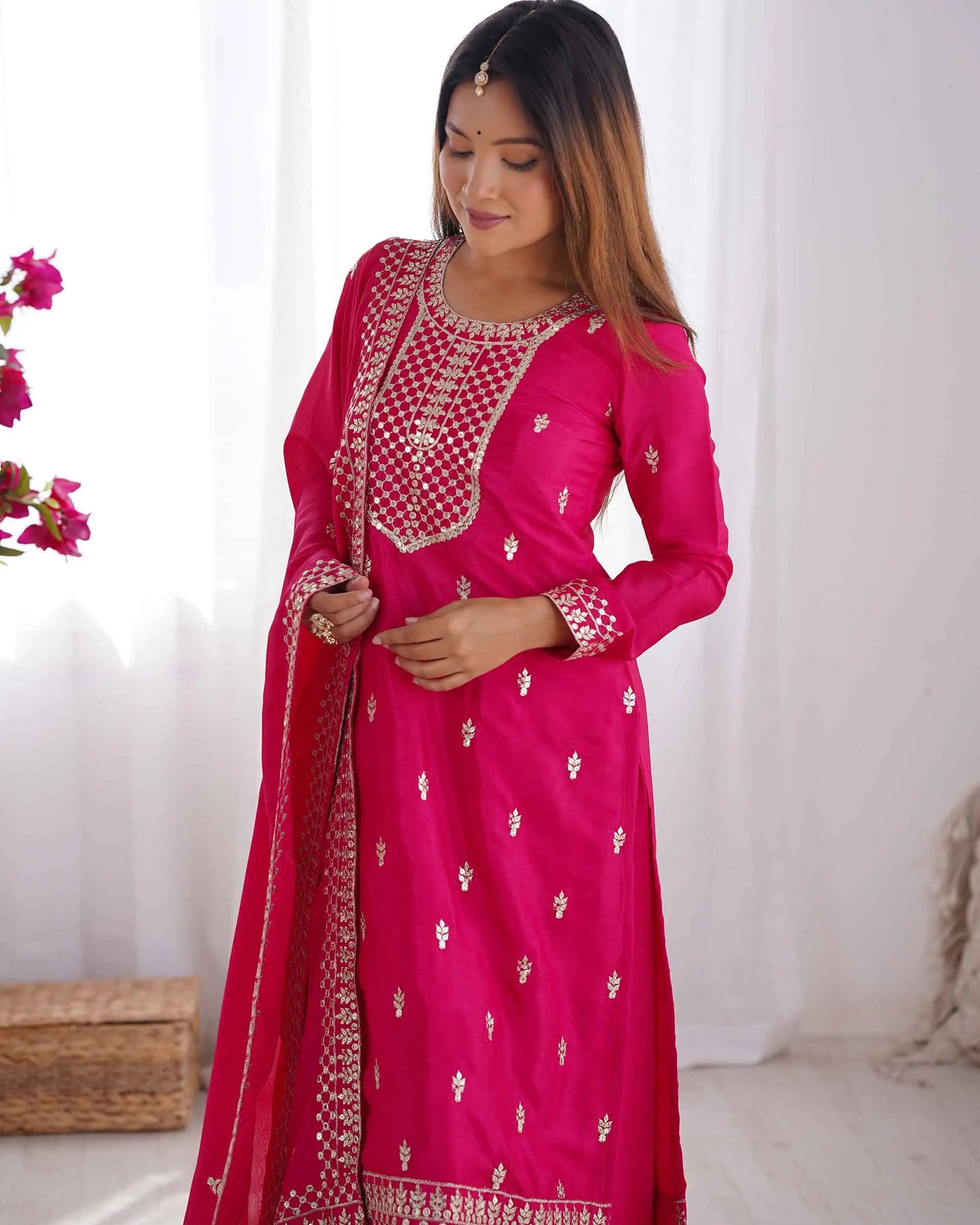 Salwar suit en soie chinon rose foncé avec broderie en sequins et zari, accompagné d’un dupatta