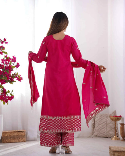 Salwar suit en soie chinon rose foncé avec broderie en sequins et zari, accompagné d’un dupatta