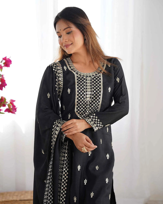 Schwarzer Chinon-Salwar-Anzug aus Seide mit Pailletten- und Zari-Stickerei, begleitet von einem Dupatta