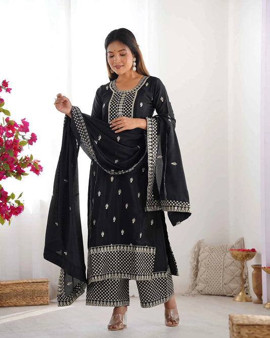Schwarzer Chinon-Salwar-Anzug aus Seide mit Pailletten- und Zari-Stickerei, begleitet von einem Dupatta