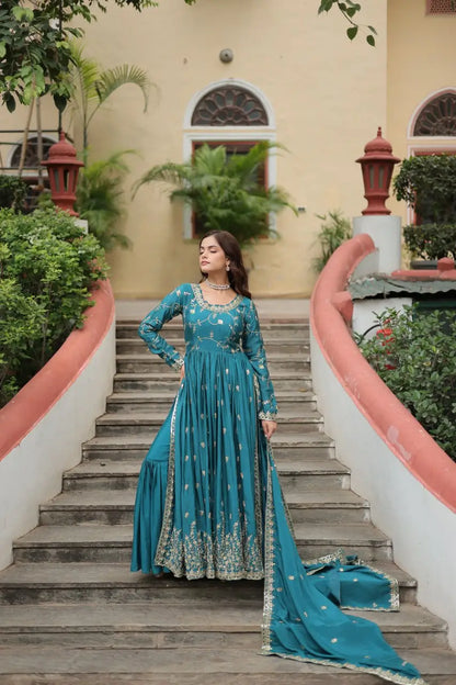 Robe à découpe latérale en chinon couleur bleue lagon avec riche broderie de sequins, accompagnée d’un dupatta et d’un sharara