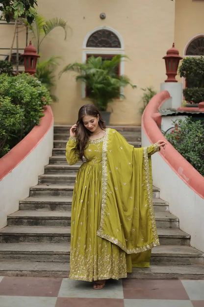 Robe à découpe en chinon vert perroquet avec riche broderie de sequins, accompagnée d’un sharara