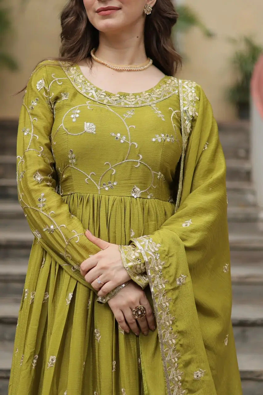 Robe à découpe en chinon vert perroquet avec riche broderie de sequins, accompagnée d’un sharara