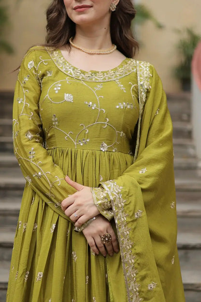 Robe à découpe en chinon vert perroquet avec riche broderie de sequins, accompagnée d’un sharara