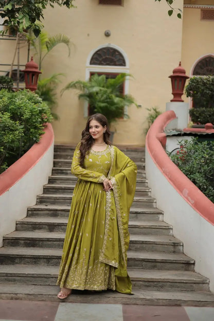 Robe à découpe en chinon vert perroquet avec riche broderie de sequins, accompagnée d’un sharara