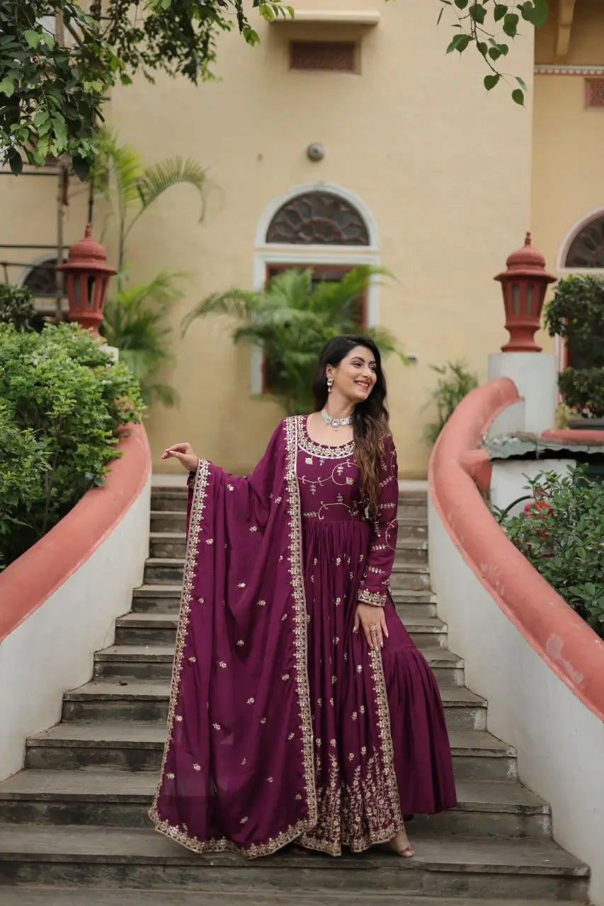 Robe à découpe en chinon violet raisin, ornée de riches broderies en sequins, accompagnée d’un sharara assorti