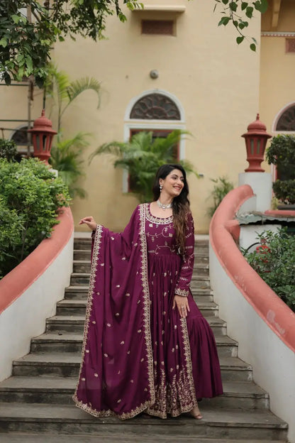 Robe à découpe en chinon violet raisin, ornée de riches broderies en sequins, accompagnée d’un sharara assorti