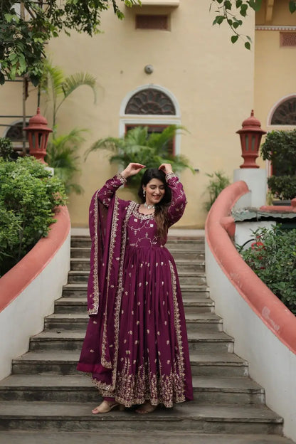 Robe à découpe en chinon violet raisin, ornée de riches broderies en sequins, accompagnée d’un sharara assorti