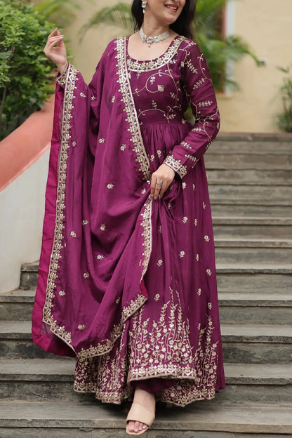 Robe à découpe en chinon violet raisin, ornée de riches broderies en sequins, accompagnée d’un sharara assorti
