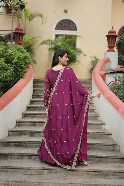 Robe à découpe en chinon violet raisin, ornée de riches broderies en sequins, accompagnée d’un sharara assorti