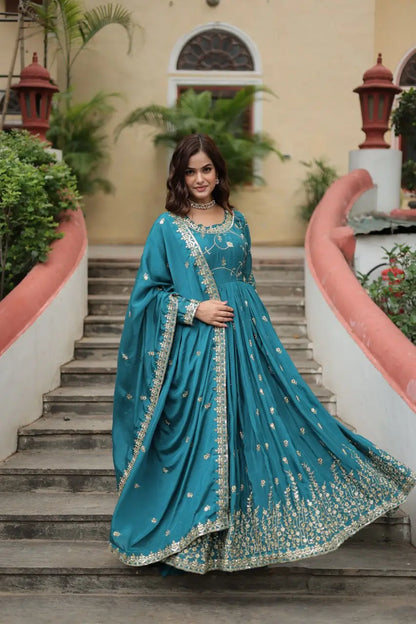 Robe à découpe latérale en chinon couleur bleue lagon avec riche broderie de sequins, accompagnée d’un dupatta et d’un sharara