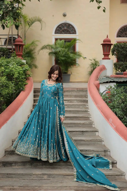 Robe à découpe latérale en chinon couleur bleue lagon avec riche broderie de sequins, accompagnée d’un dupatta et d’un sharara