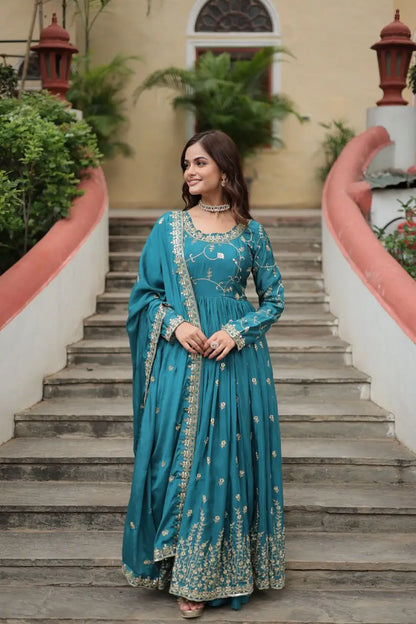 Robe à découpe latérale en chinon couleur bleue lagon avec riche broderie de sequins, accompagnée d’un dupatta et d’un sharara