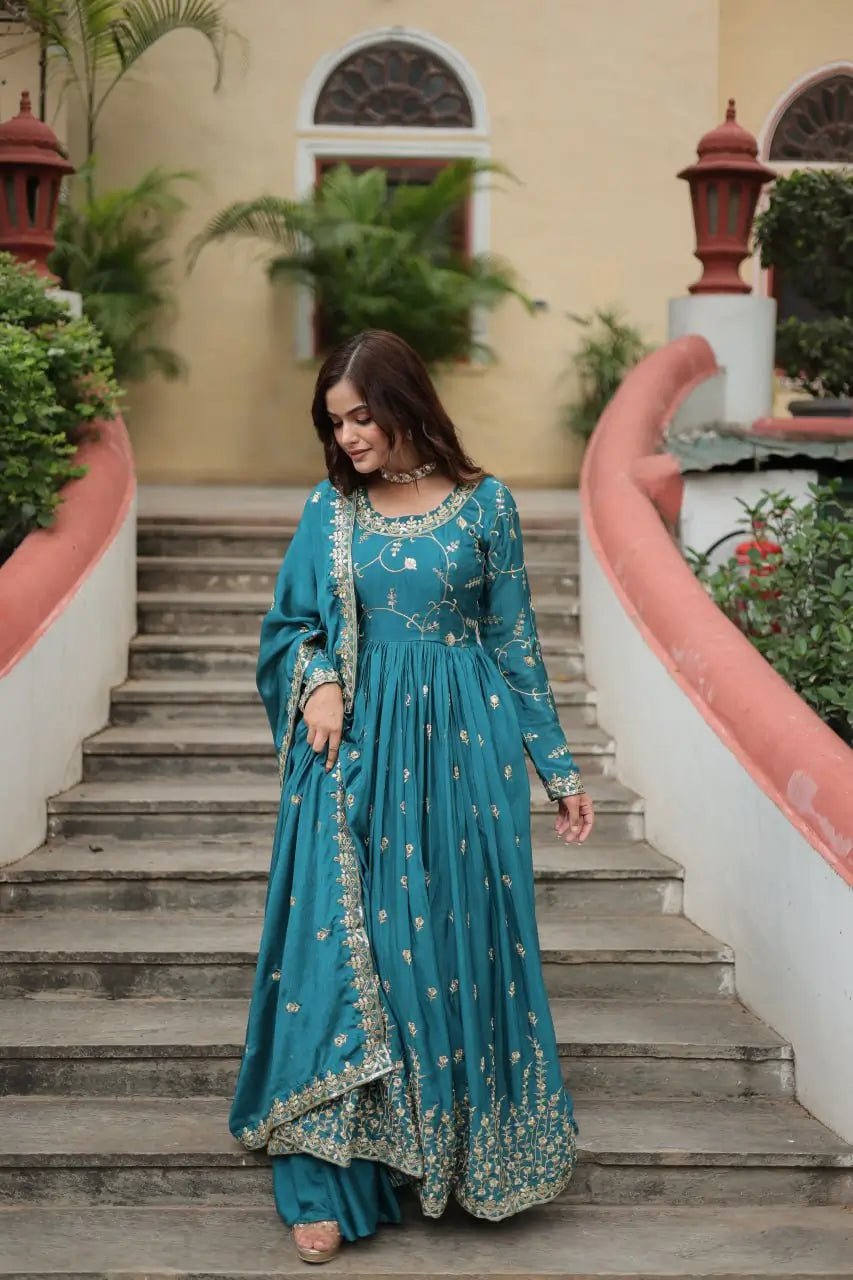 Robe à découpe latérale en chinon couleur bleue lagon avec riche broderie de sequins, accompagnée d’un dupatta et d’un sharara