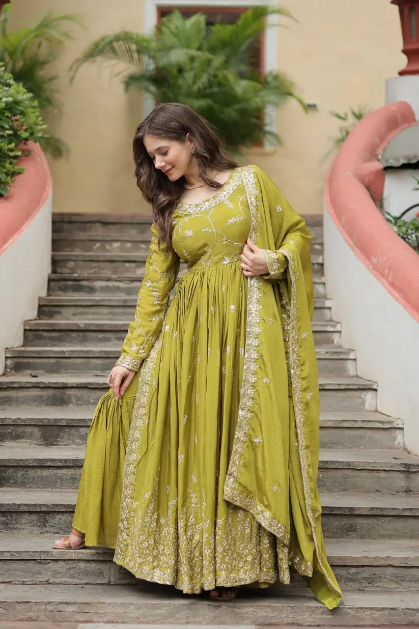 Robe à découpe en chinon vert perroquet avec riche broderie de sequins, accompagnée d’un sharara