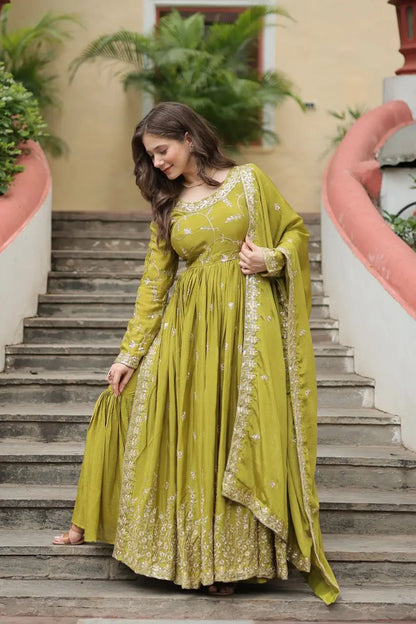 Robe à découpe en chinon vert perroquet avec riche broderie de sequins, accompagnée d’un sharara