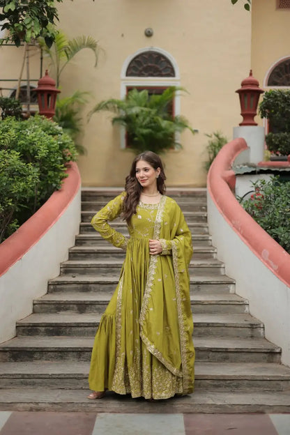 Robe à découpe en chinon vert perroquet avec riche broderie de sequins, accompagnée d’un sharara
